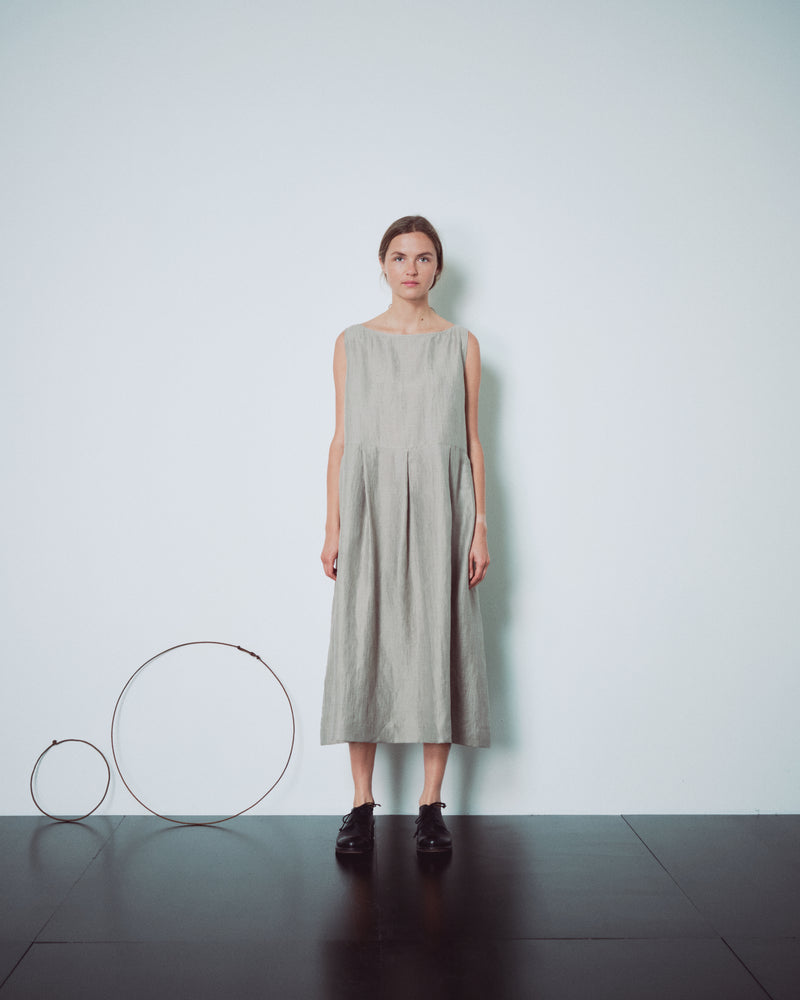 light grey pleated dress Sleeveless – muku neckline_square-neck